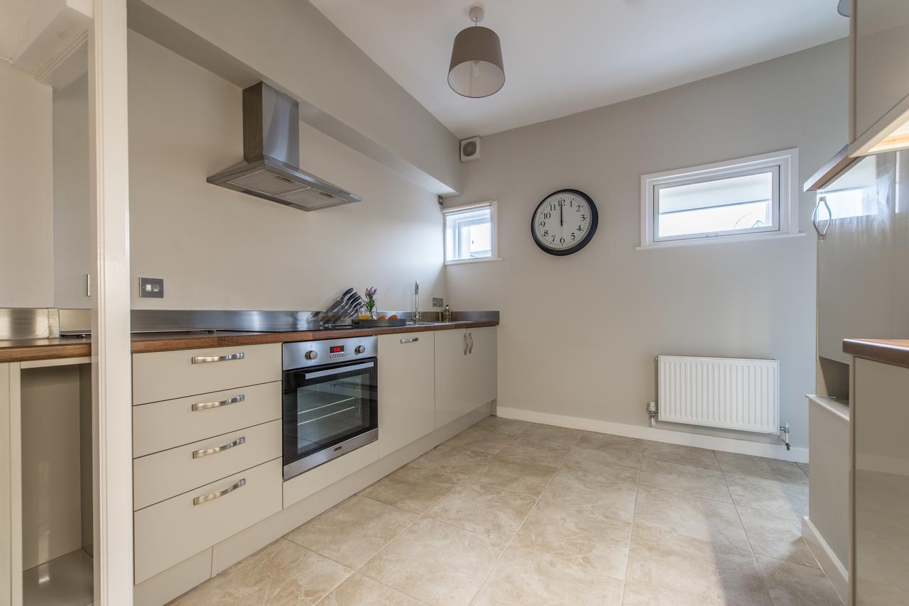 Central Windsor Apartment Facing The Castle Extérieur photo
